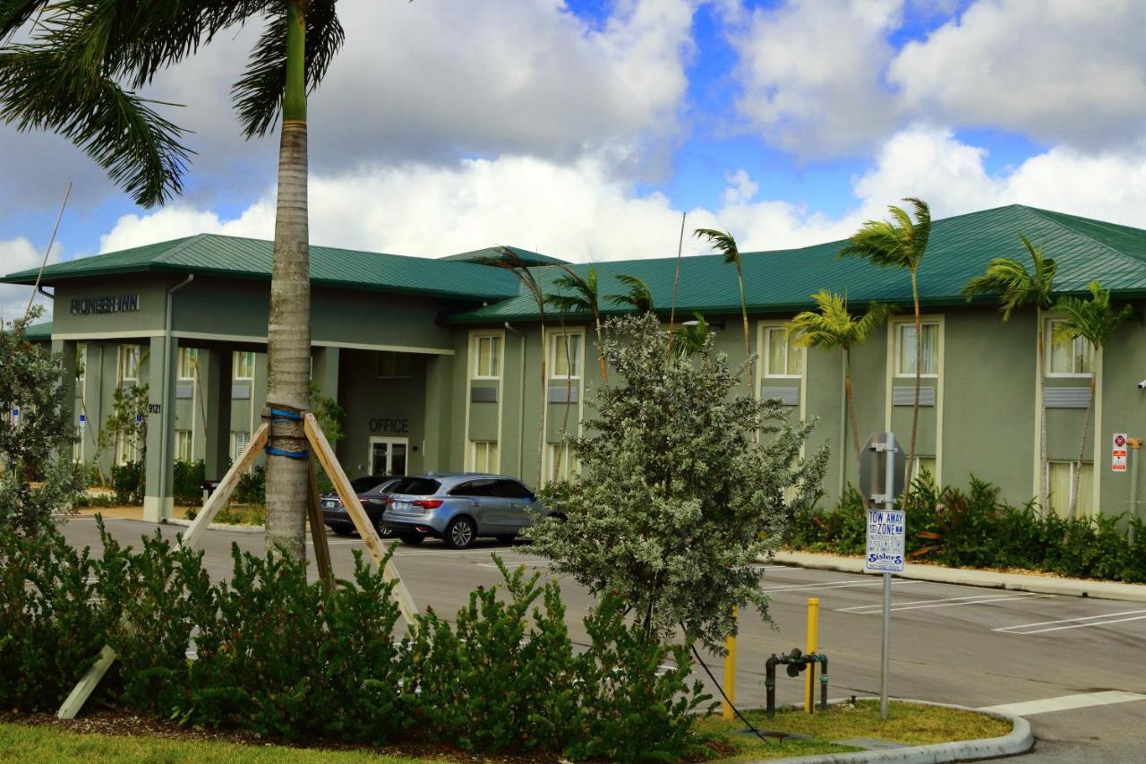 Pioneer Inn Royal Palm Beach Exterior foto